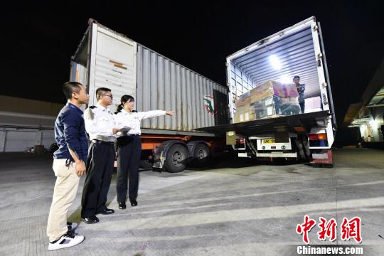 广州白云机场海关关员对跨境电商货物进行抽查 关悦 摄